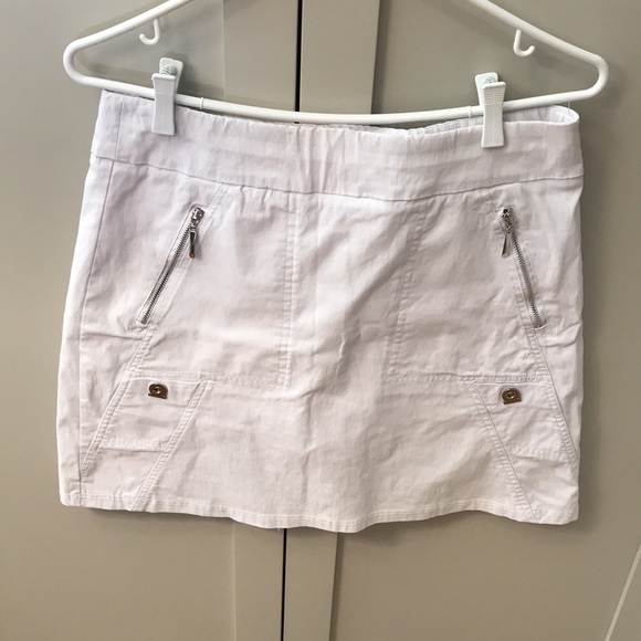 White Skort Size 8 EC from a SFPF home. - Picture 2 of 8
